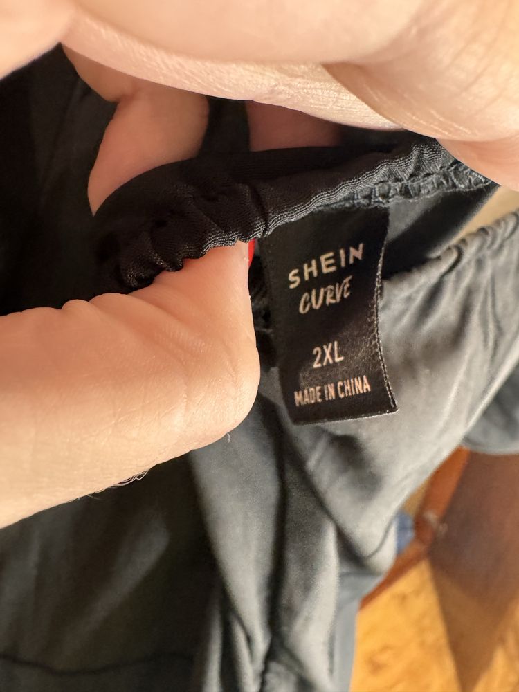 Czarna dluga sukienka plus size z krótkim rękawem