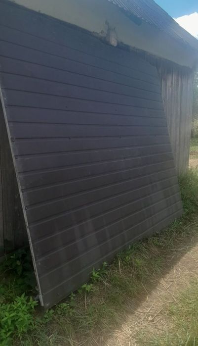 Гаражні ворота з металу.