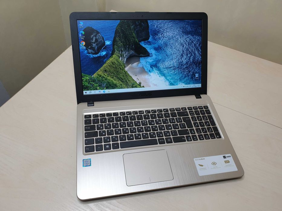 Ноутбук Asus в дуже хорошому стані /Intel Core i3-6006/8 GB DDR4/SSD