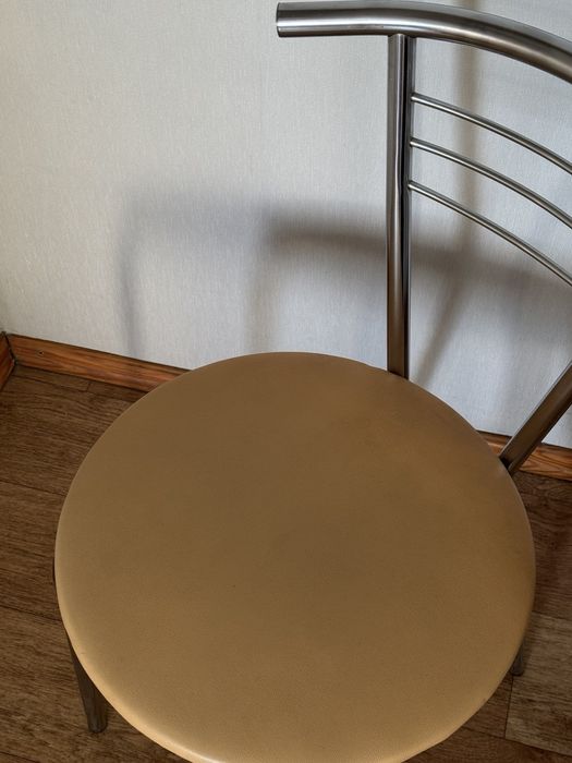 Стул з хромованої сталі