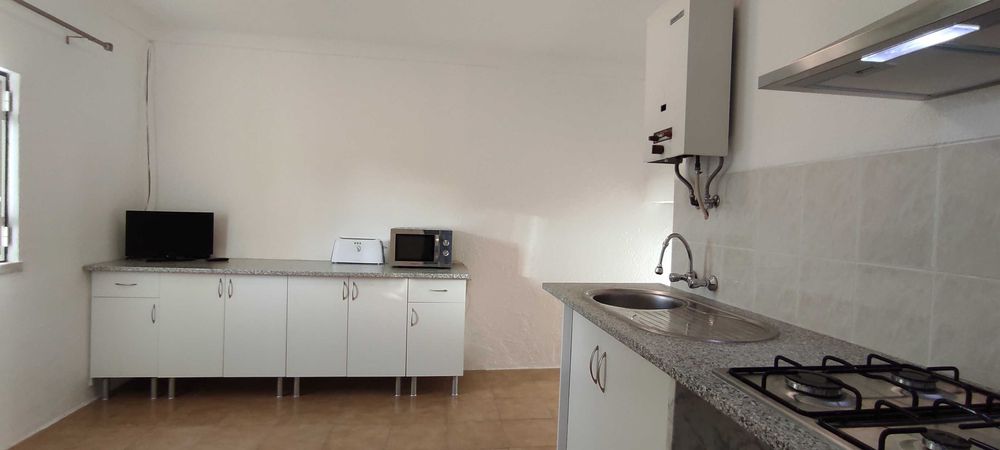 Arrenda-se moradia com dois quartos