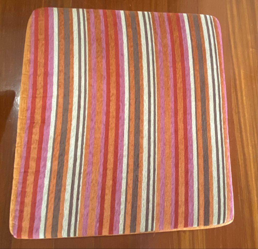 Conjunto de 3 pequenos sofas com almofadas