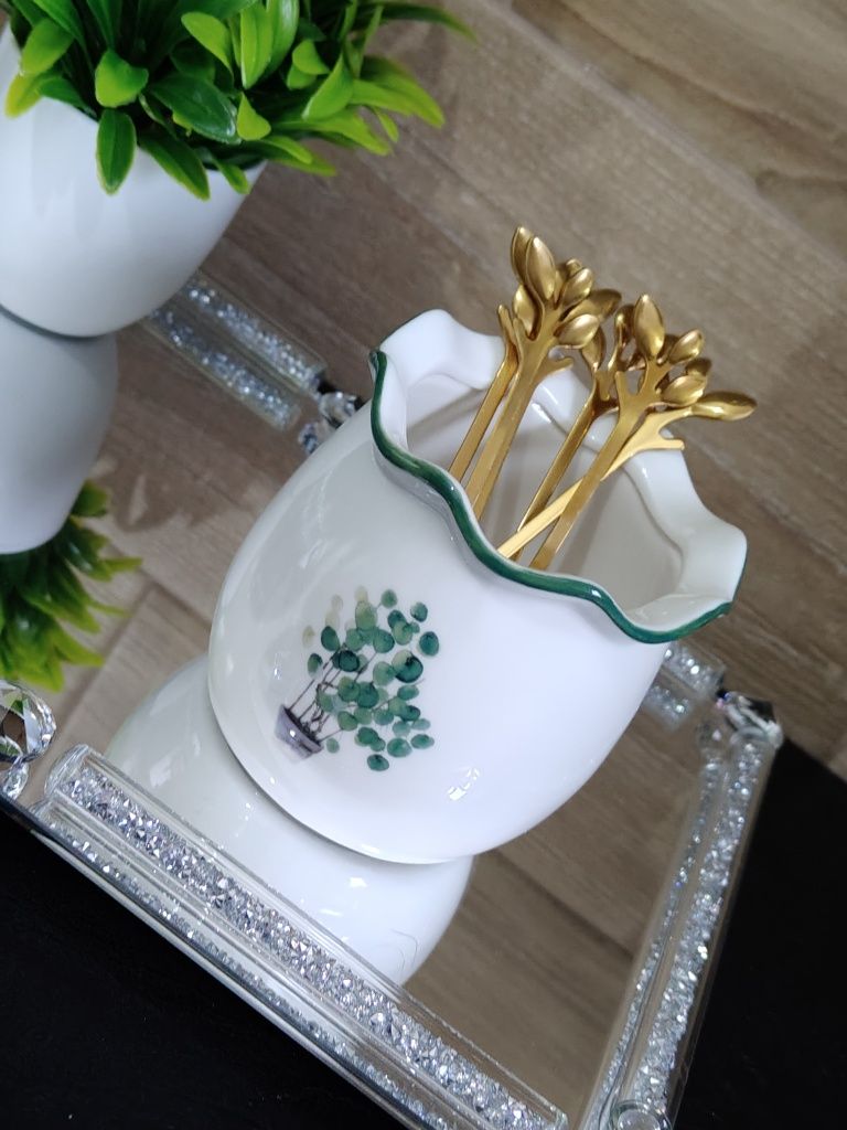 Złote widelczyki na przekąski w ozdobnym ceramicznym słoiczku