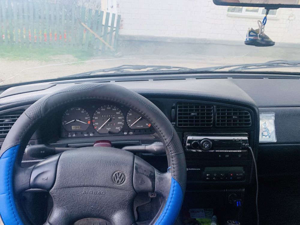 Продам машину Volkswagen Passat B4 1.8 моно инжектор на ходу