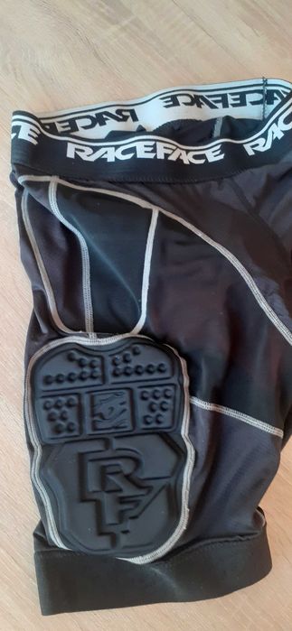 Spodenki rowerowe ochronne Race Face FLANK LINER D30 roz M
