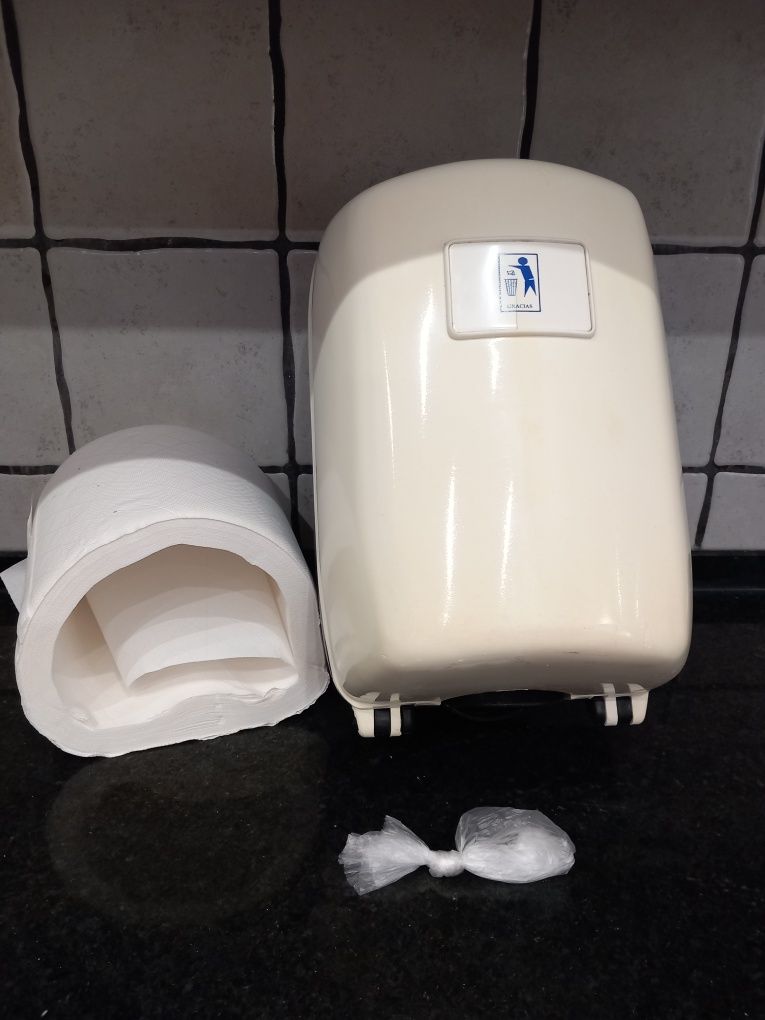 Dispensador de toalhas de papel tipo bobina