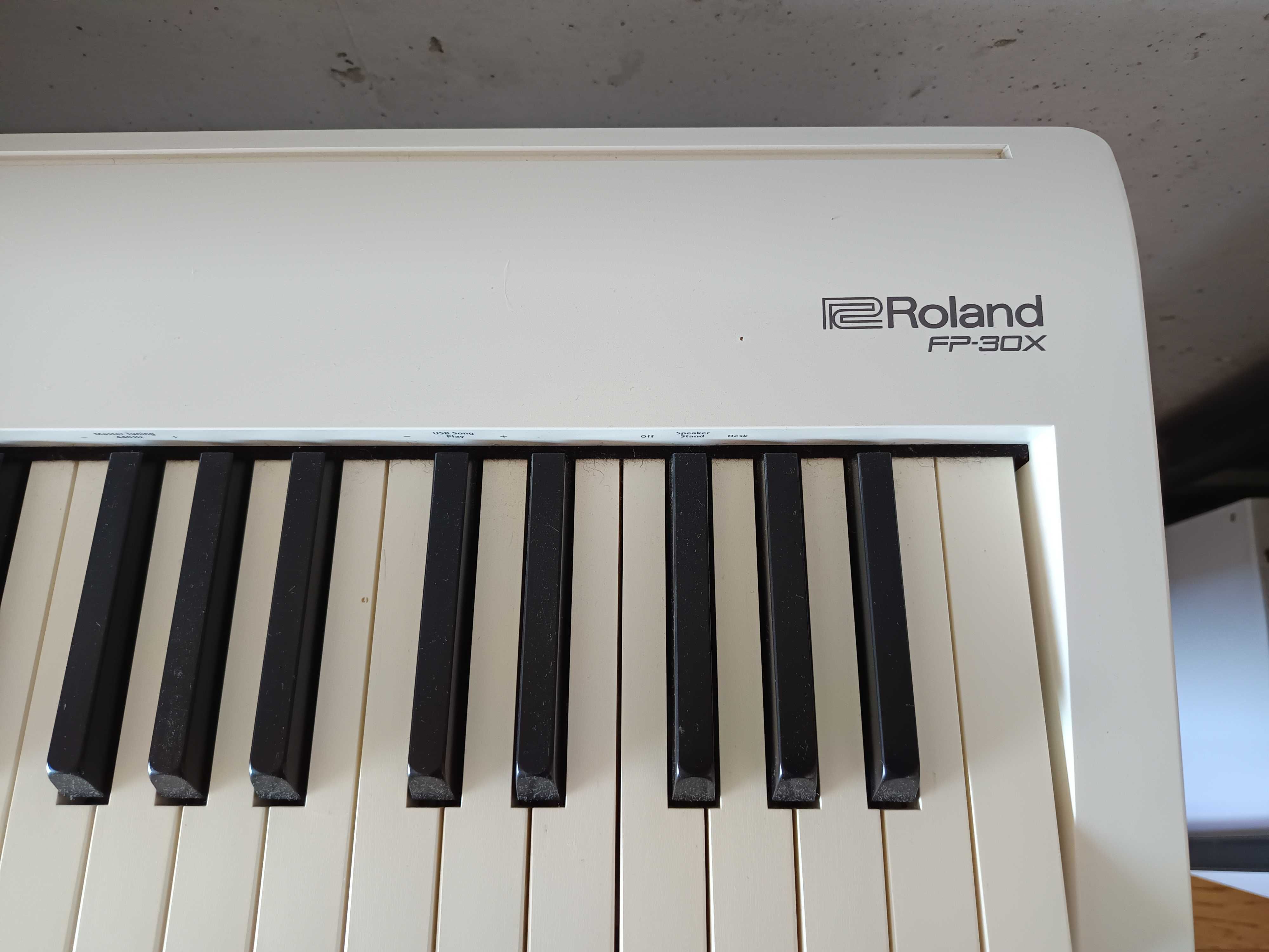 Piano Roland FP 30X com móvel de suporte