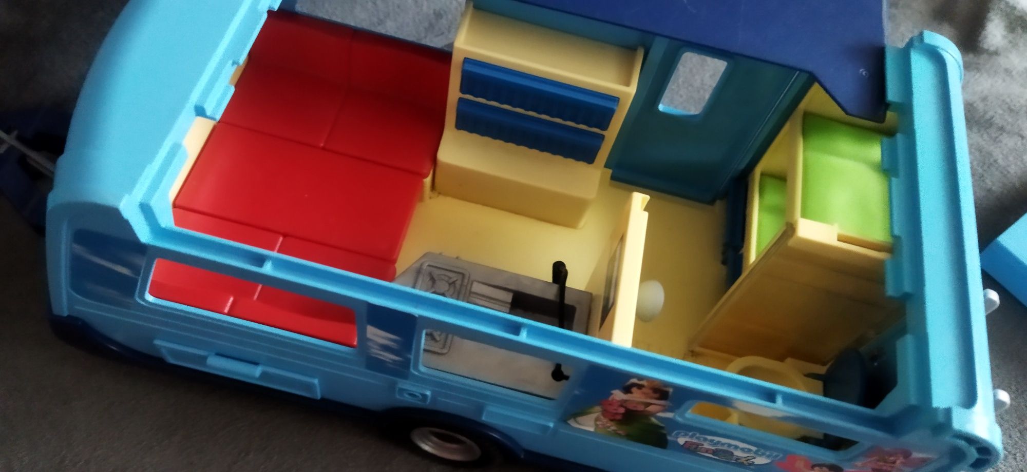 Samochód z przyczepą kempingową playmobil