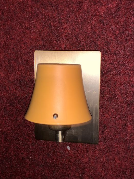 Candeiro de parede pequeno.