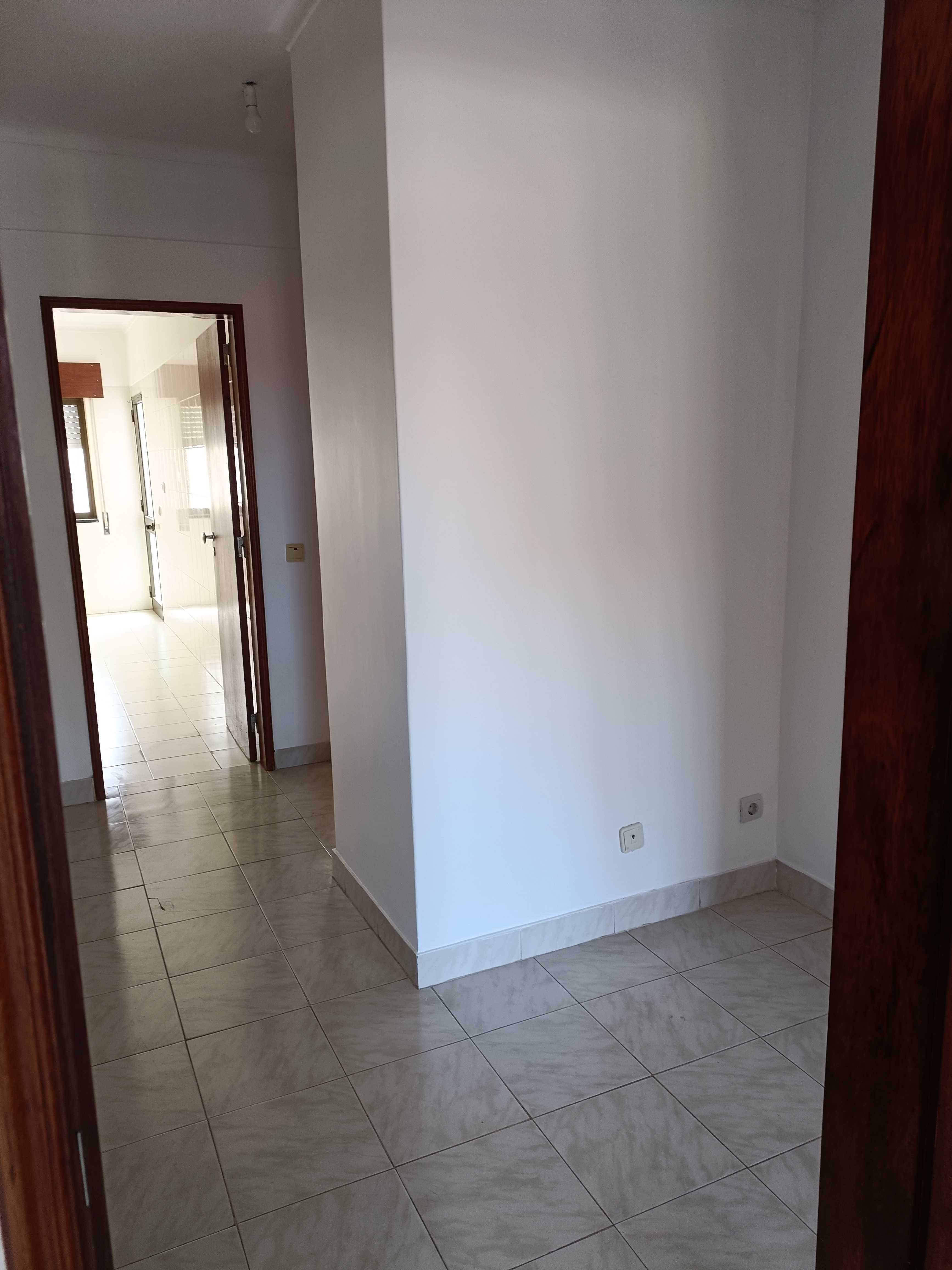 Apartamento T2 no Bairro Afonso Costa – Bom Estado e Varandas