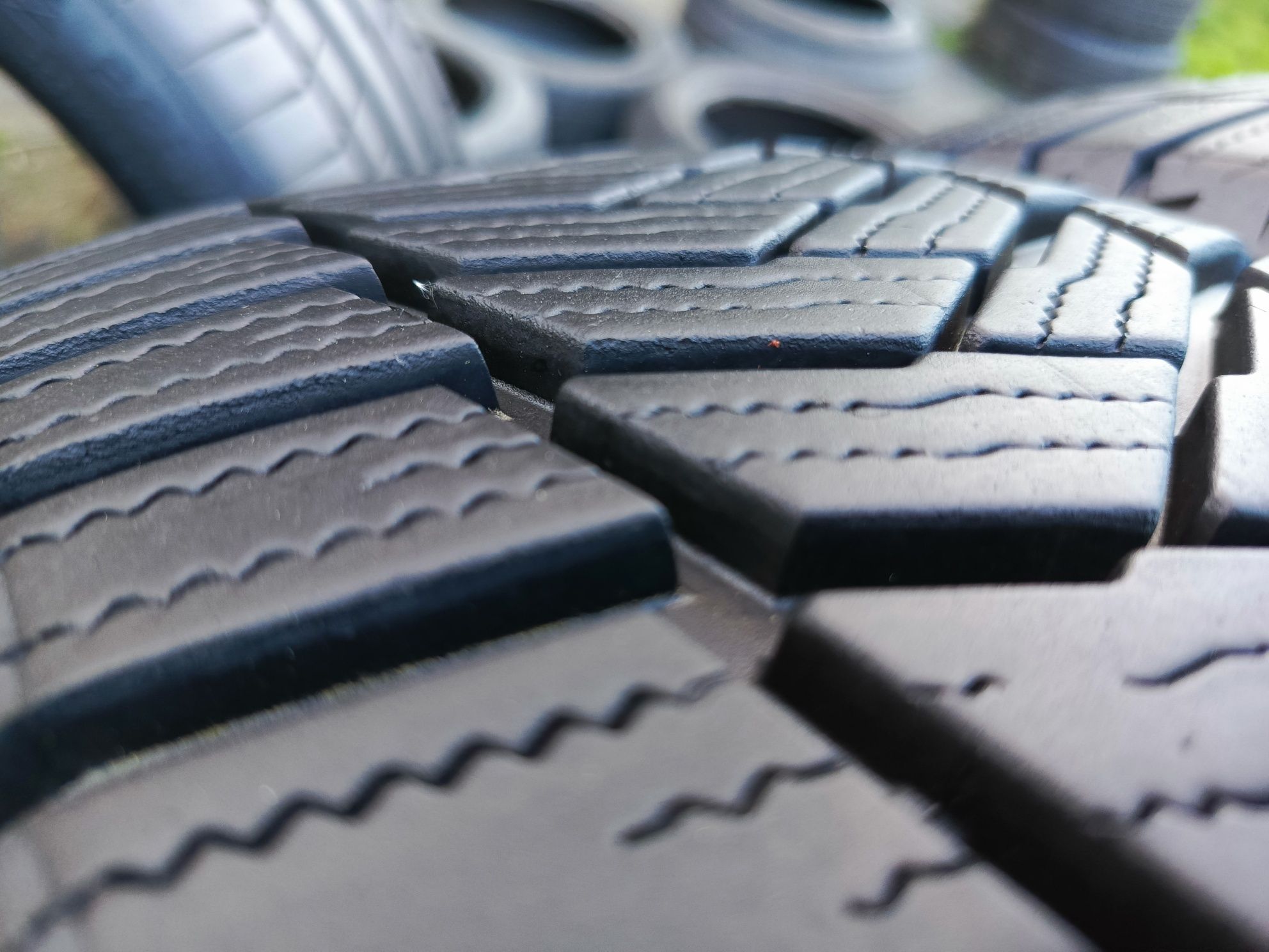Sprzedam prawie nowe opony Bridgestone 215/60 r16C
