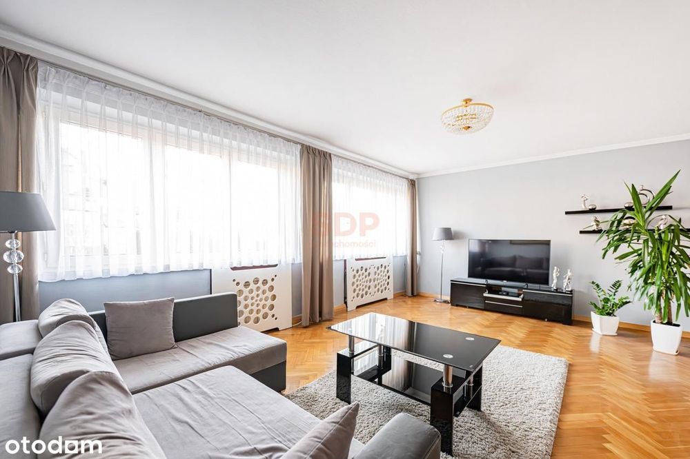 Dom w zabudowie bliźniaczej przy spokojnej ulicy