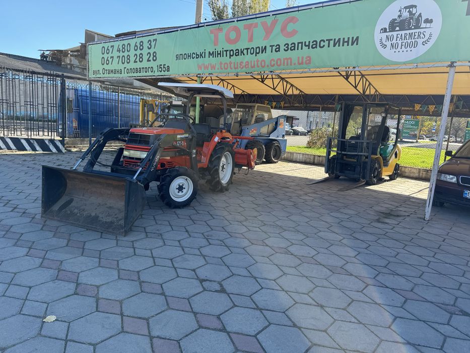 Kubota GT-3 с фронтальным погрузчиком мини-трактор