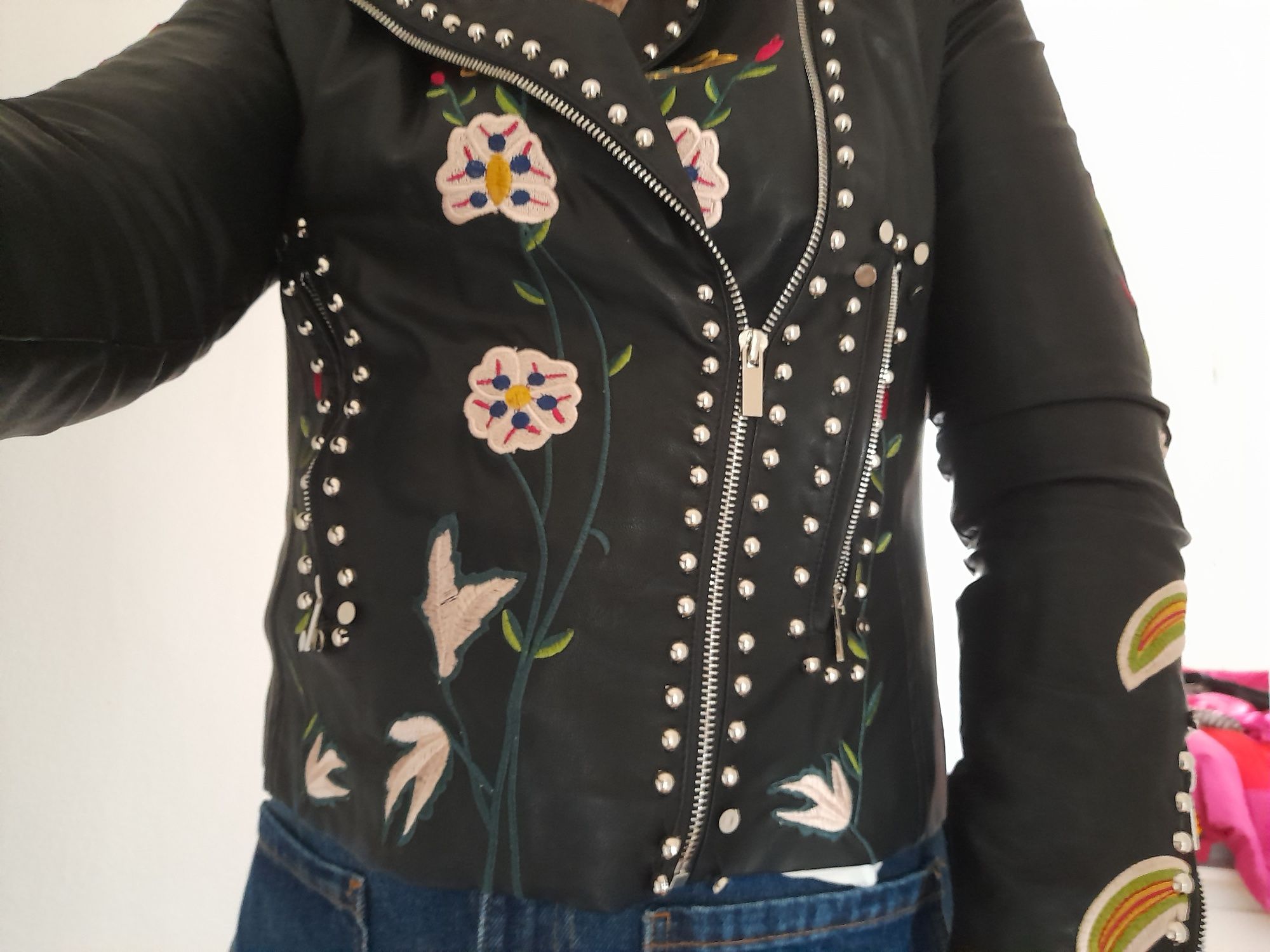 Casaco preto com flores bordadas