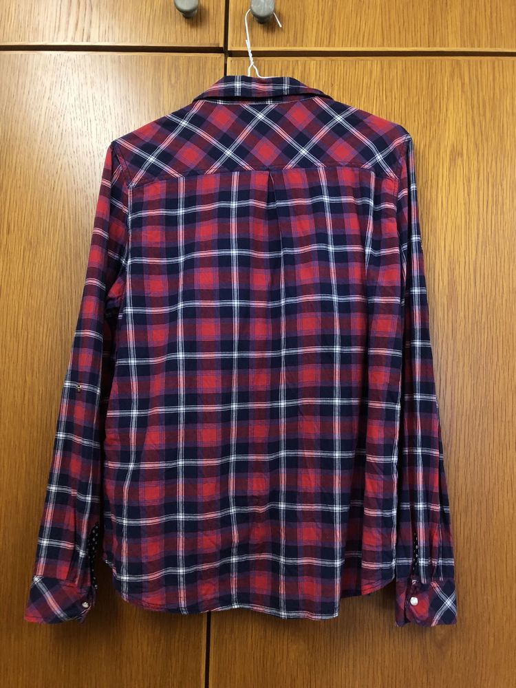 Camisa xadrez vermelha e azul