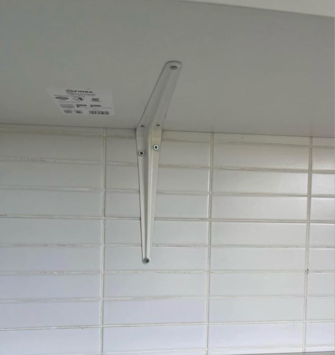 2 prateleiras Finsa (120x39,5) + 4 suportes