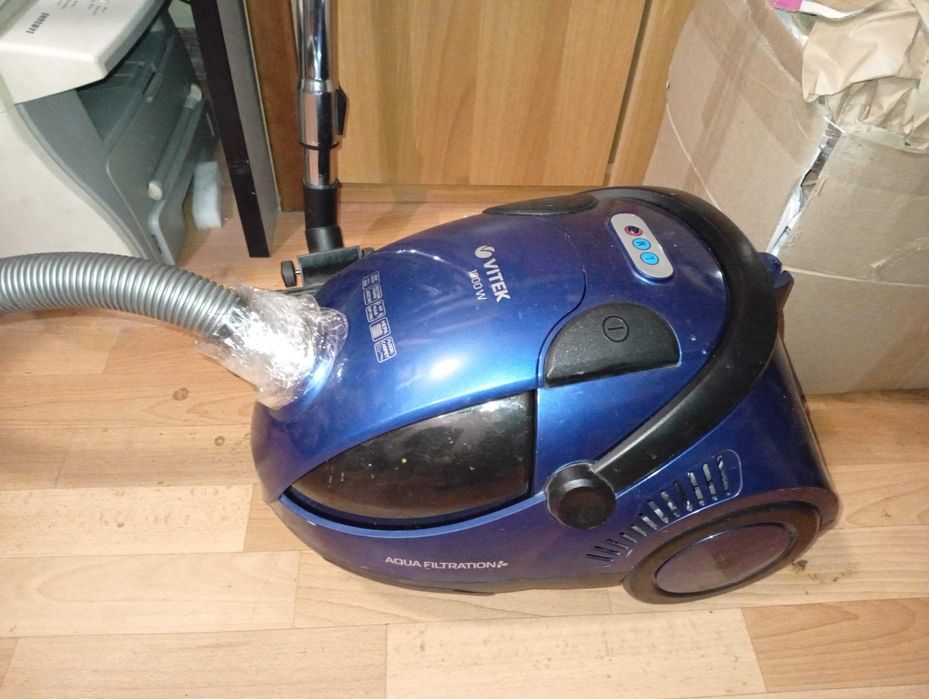 Пилосос з аквафільтром VITEK VT-1834 BK