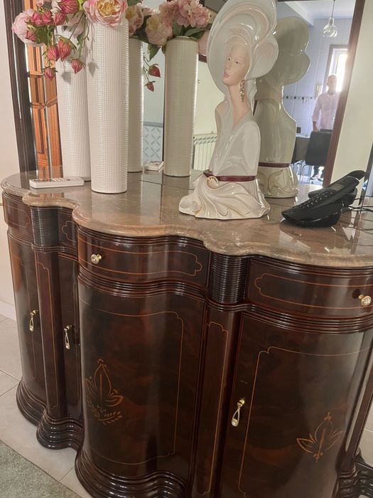 Móvel de entrada em madeira, tampo de mármore e com espelho