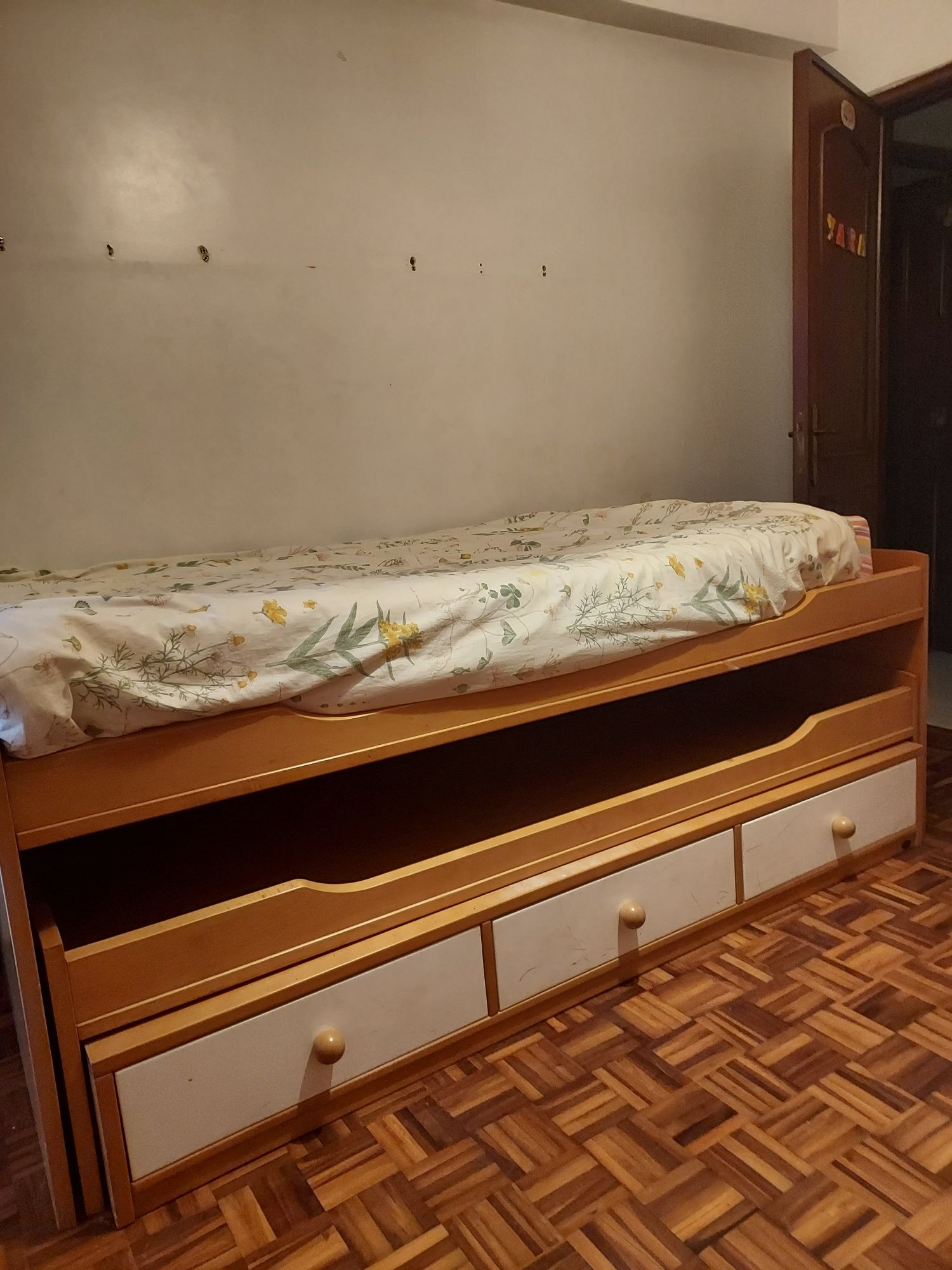 Cama dupla, escrivaninha e móvel em madeira e muito bom estado.