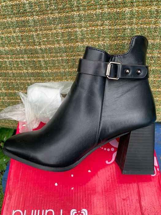 Ботинки жіночі чорні  на каблуку