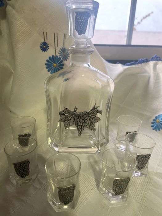 Conjunto de garrafa com 6 copos, com aplicações em estanho