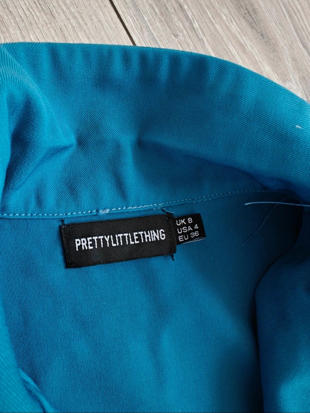 Kombinezon od PrettyLittleThing w intensywnym, niebieskim kolorze