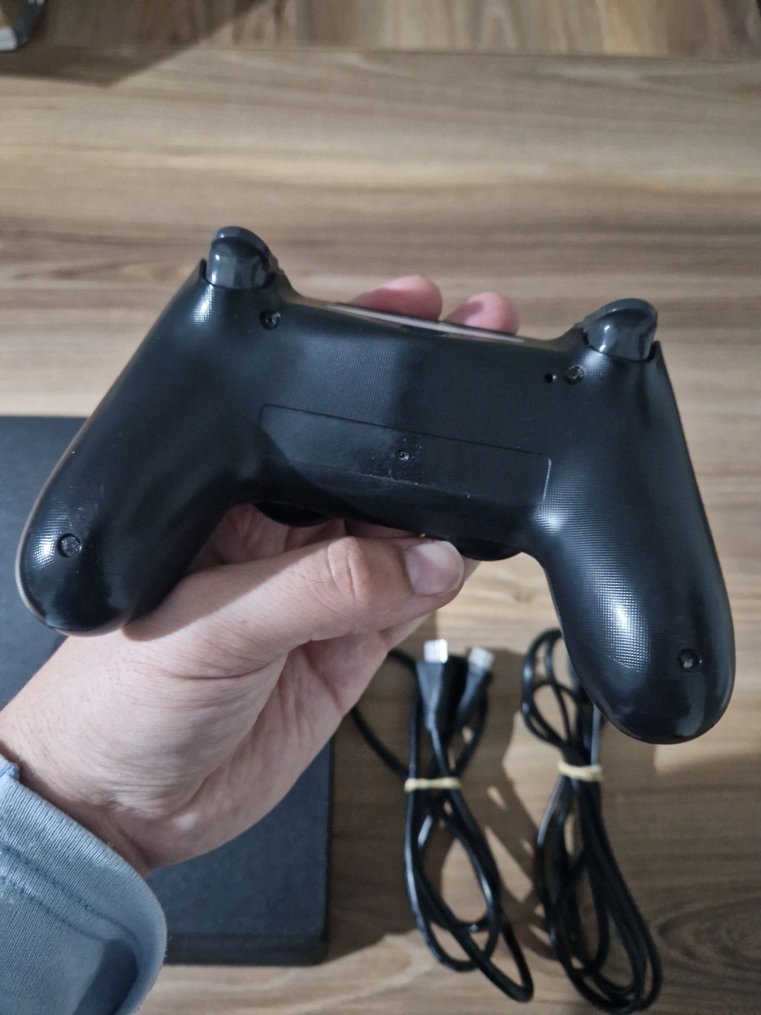 Ps4 slim 1tb com um comando e cabos