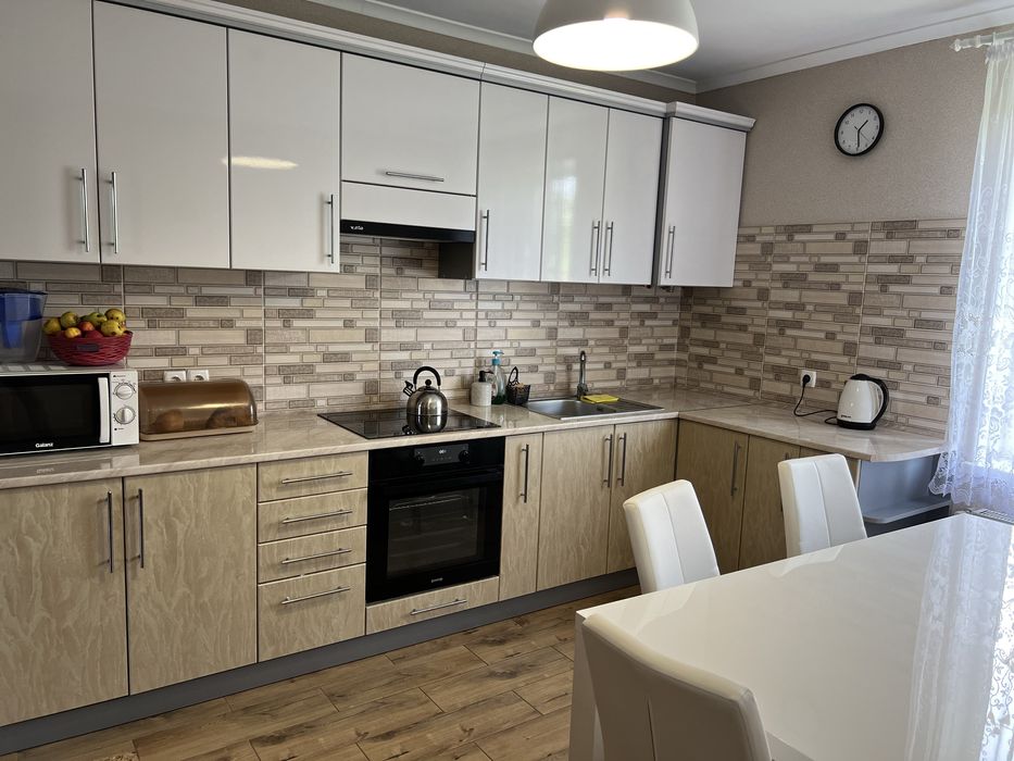 Продам чудовий новий будинок з ремонтом в затишному місці!