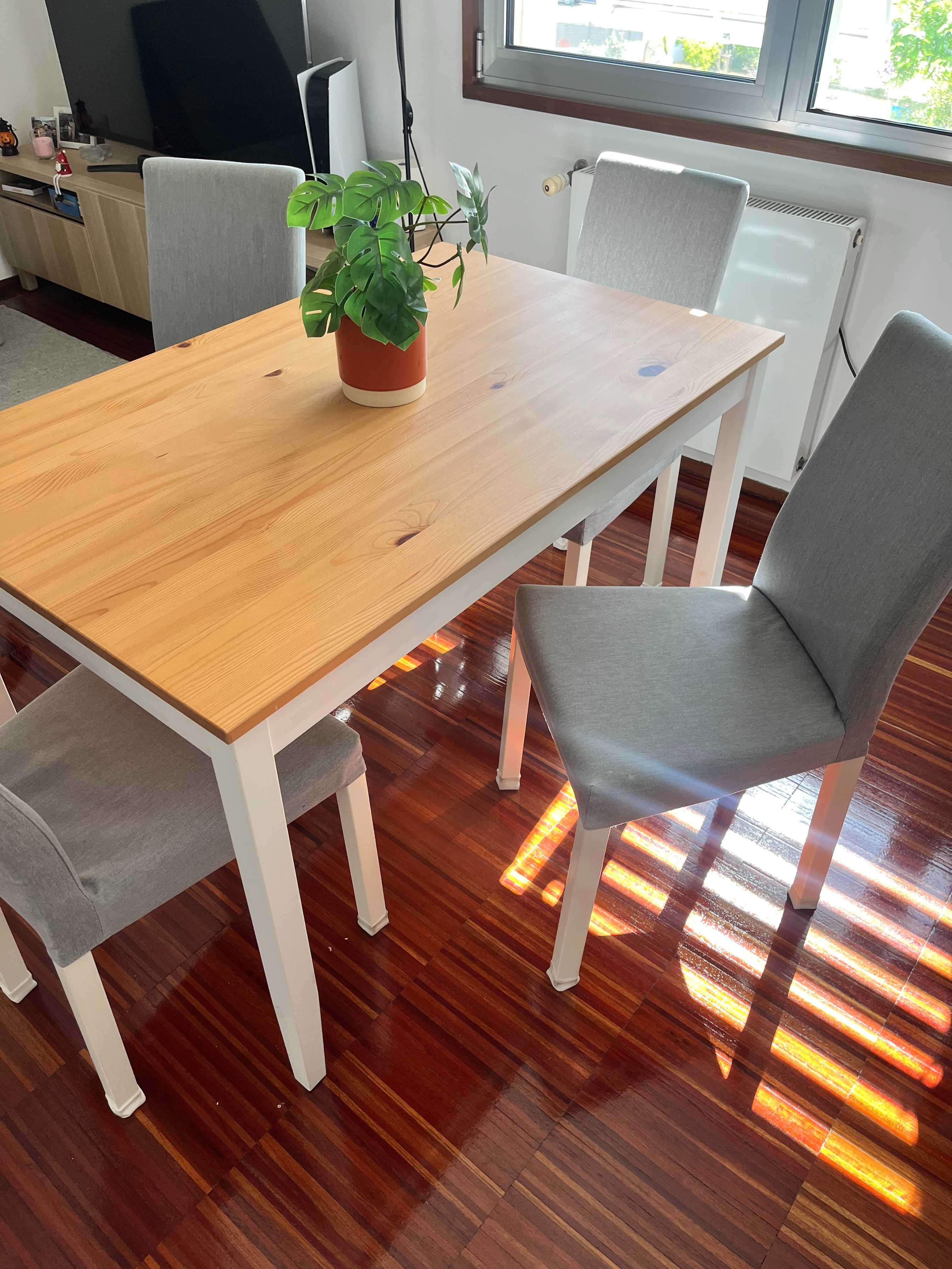 Mesa Ikea com 4 cadeiras