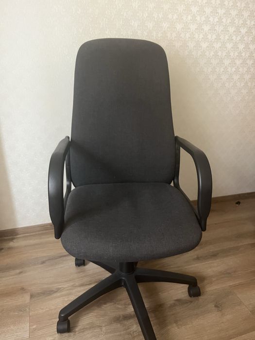 Крісло офісне в гарному стані