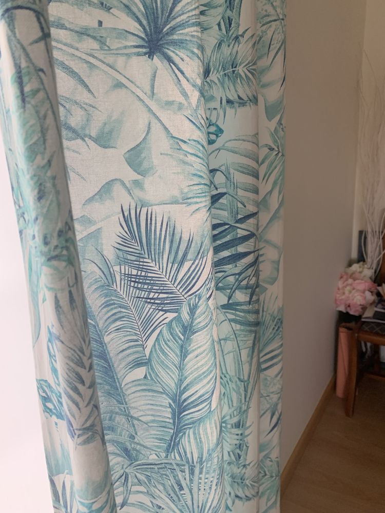 Dois cortinados em tons de verde