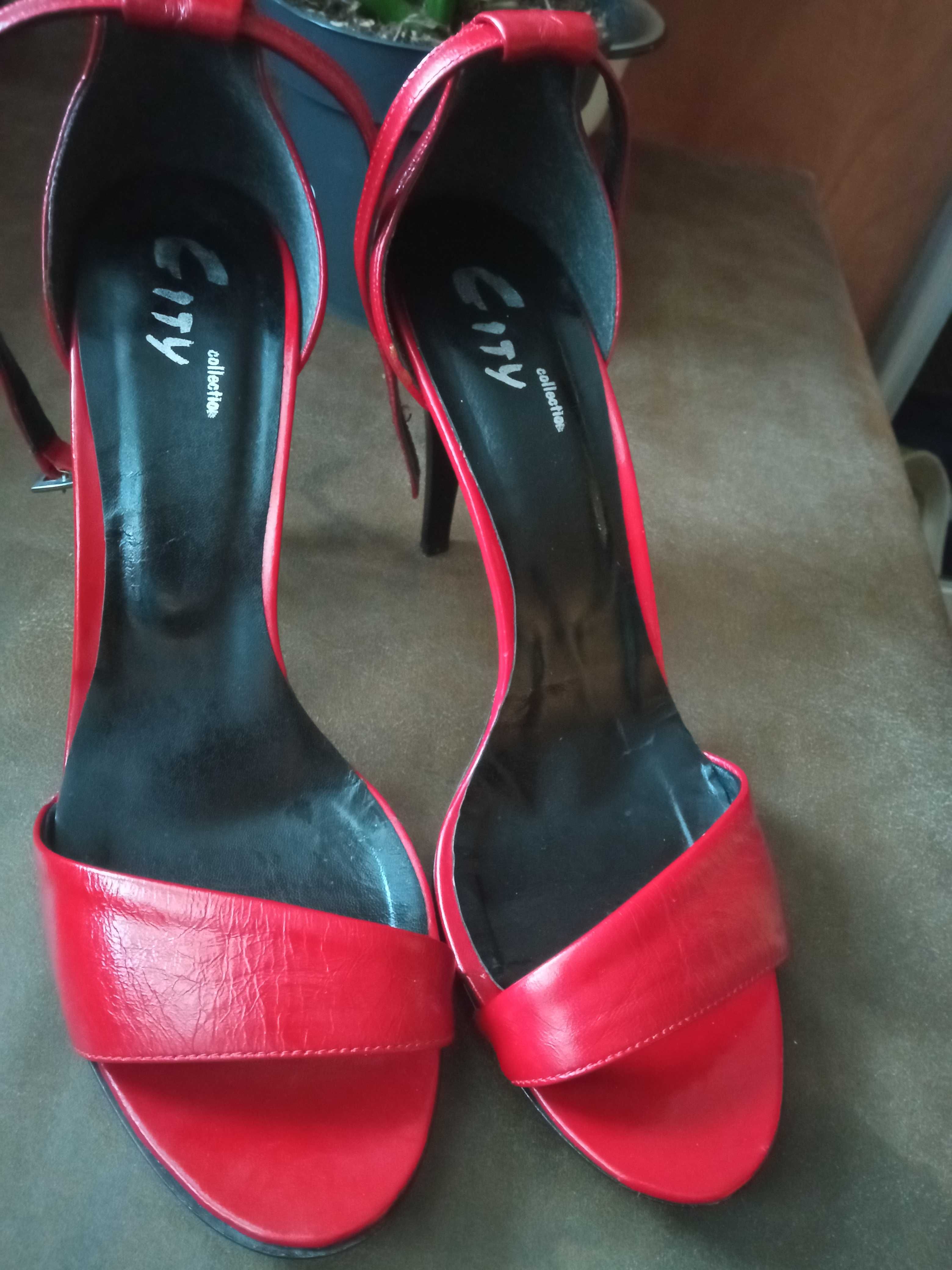 Eleganckie ciemnoczerwone sandały damskie na szpilce.