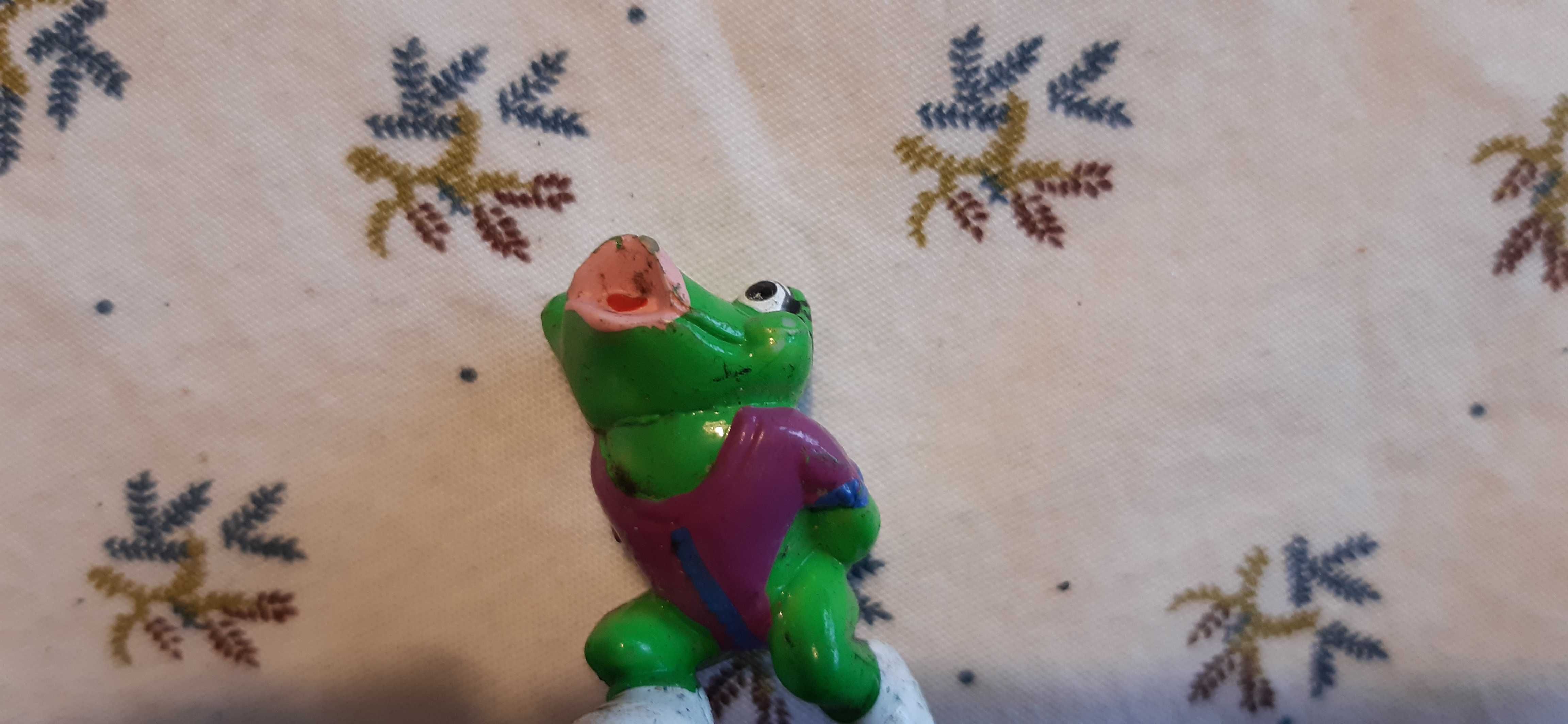 stara kolekcjonerska figurka z jajka niespodzianki seria żabki
