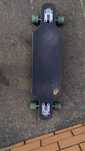 Skateboard preto ( com desenhos em azul por baixo )