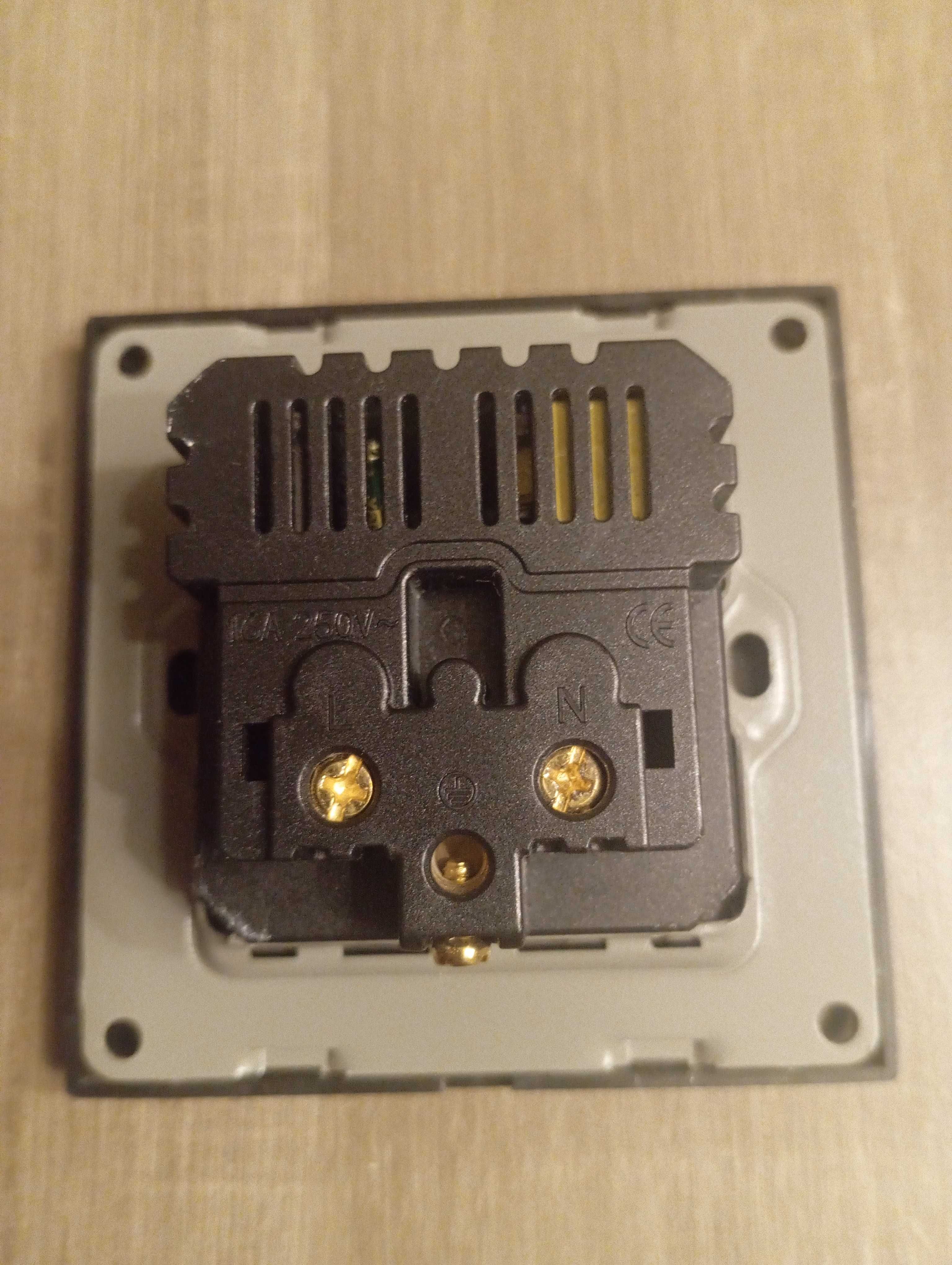 Tomada com 2 entradas usb