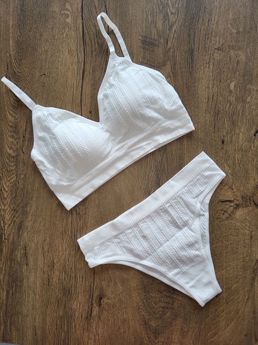 Жіноча білизна,  комплект жіночої білизни,  трусики, бра, топи