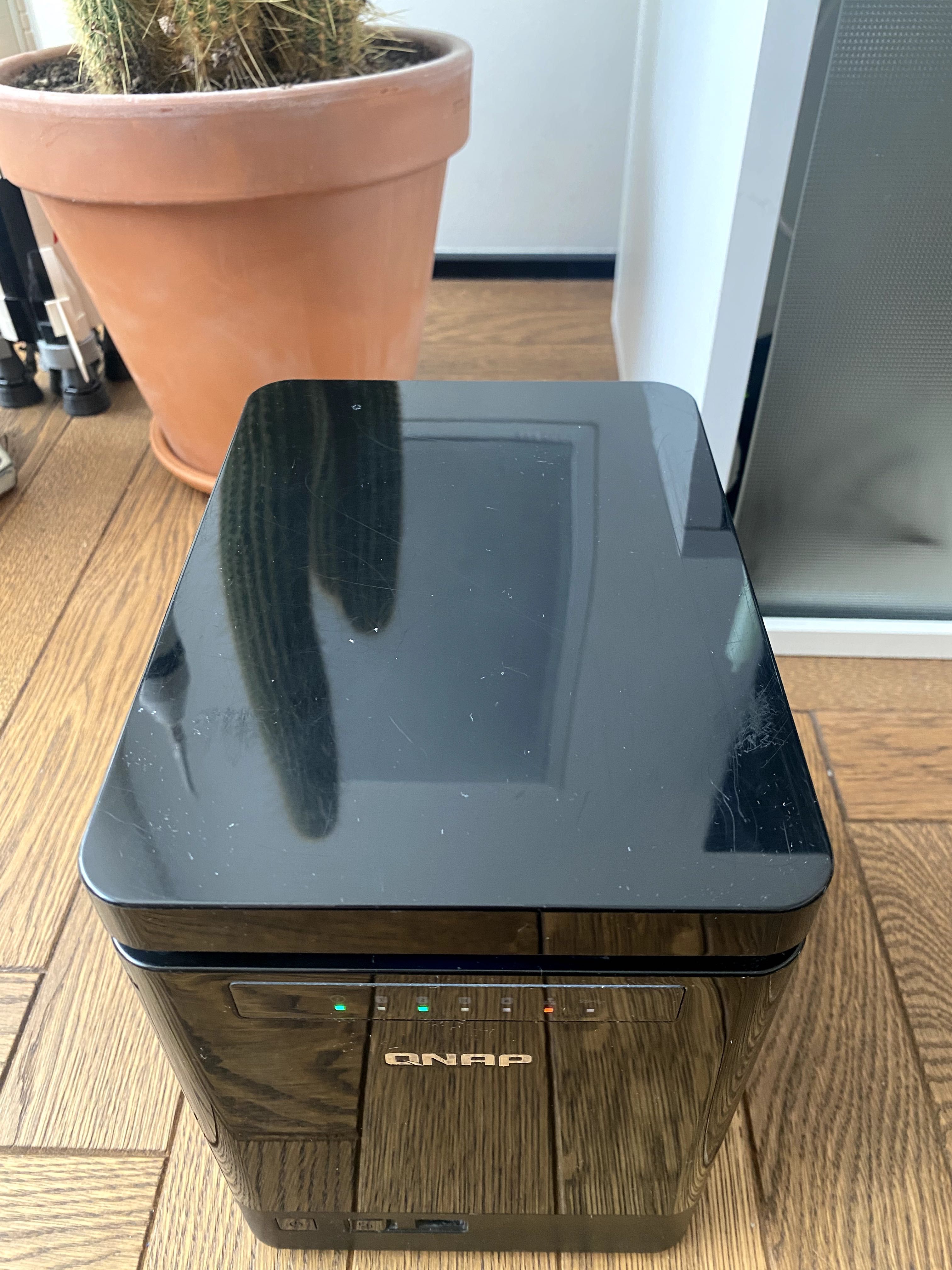 Serwer NAS QNAP TS-453 B mini + 2 x dysk WD Red, razem 8TB
