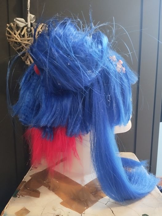 Niebiesko czerwony wig