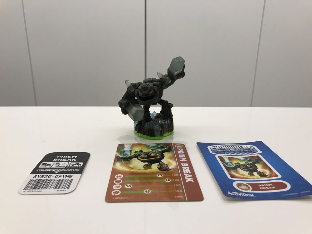 Varios Skylanders ainda com suas cartas e autocolantes