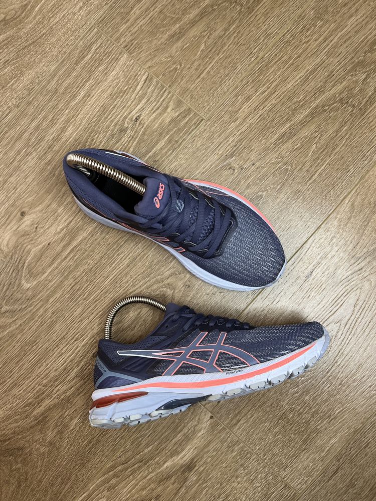 Продам БОМБЕЗНІ бігові жіночі кросівки Asics GT-2000 9