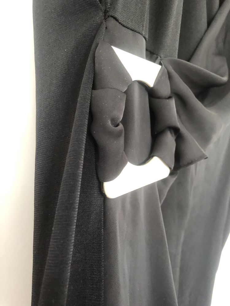 Kopertowa mała czarna sukienka Mango