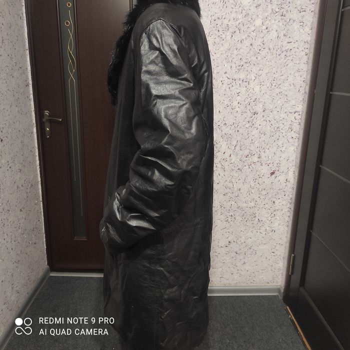 Чорне стильне пальто з натуральної шкіри