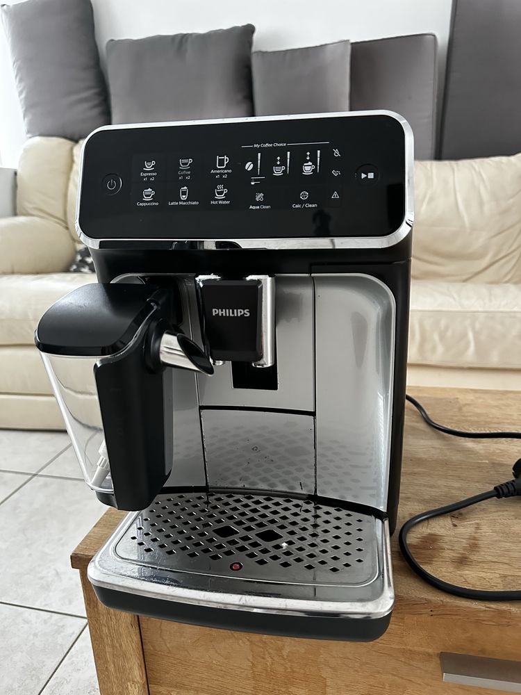 Кавомашина Philips 3200 EP3221/40 з капучинатором • Автоматична • Б/у