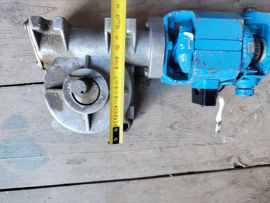 Электродвигатель (мотор) с редуктором.