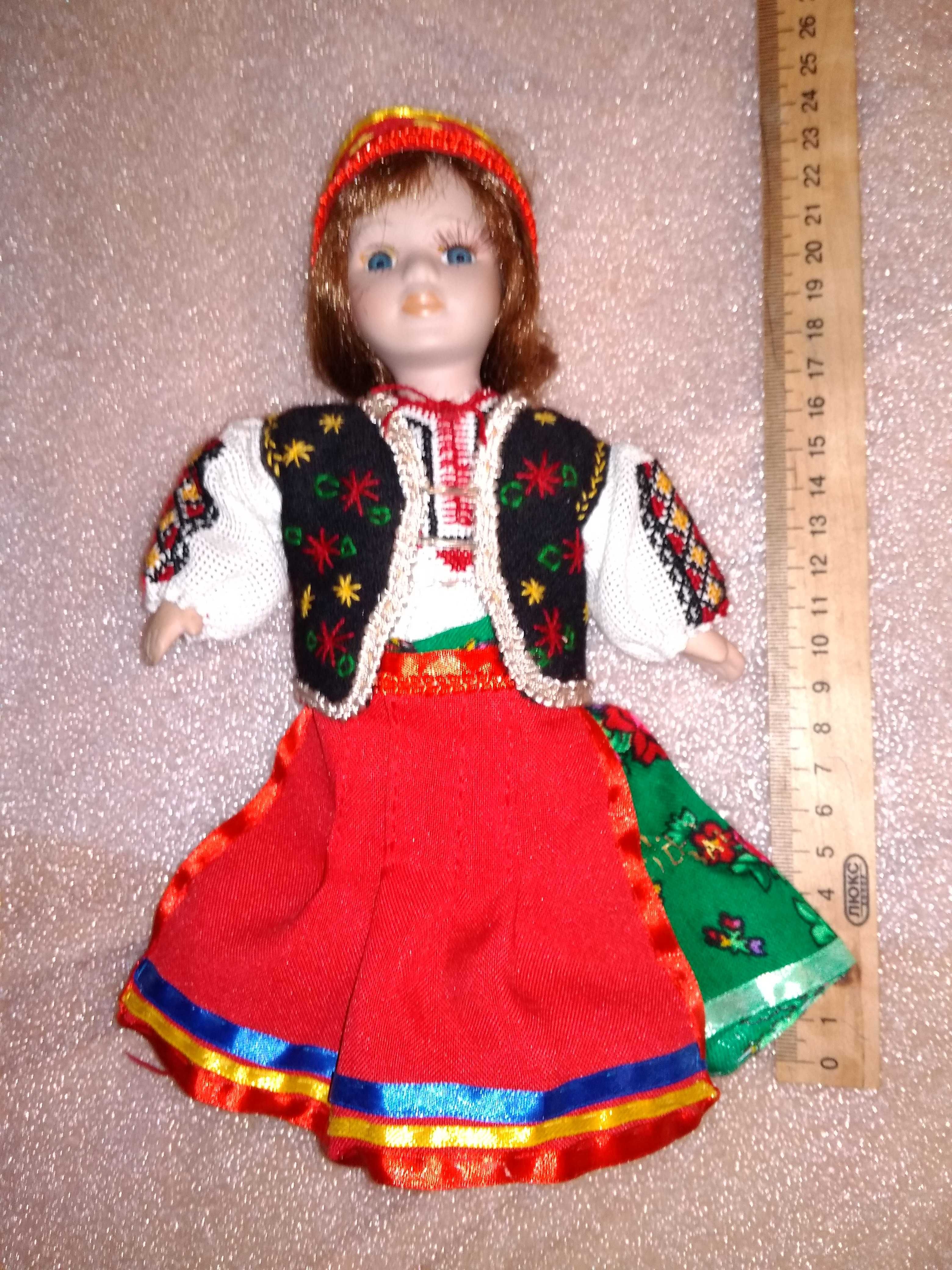 Куколка фарфоровая в национальном костюме