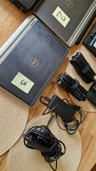Zestaw 4 laptopy Dell, stacje dokujące Dell, zasilacze