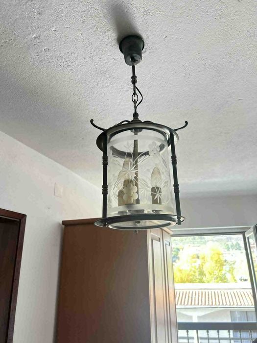 Candeeiro preto de três lâmpadas