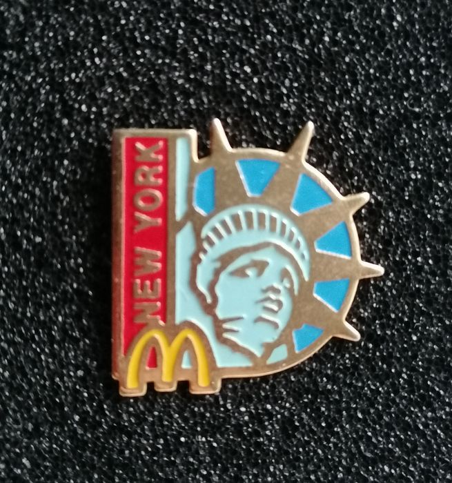 Pin com publicidade ao Mac Donald's de Nova Iorque