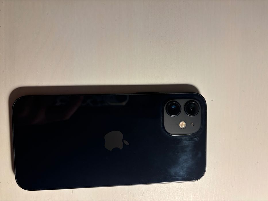 3 letni sprawny, używany phone 12, ok 77-79% baterii wraz z obudowami
