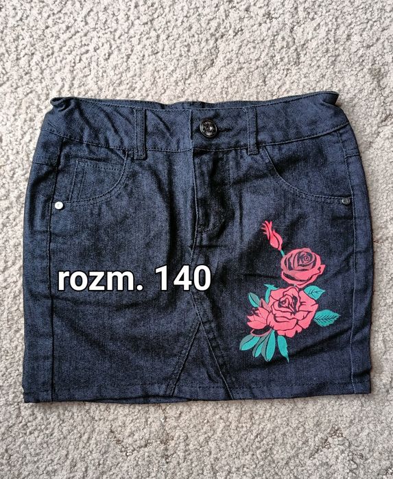 Czarna jeansowa spódniczka z różą Reserved rozm. 140